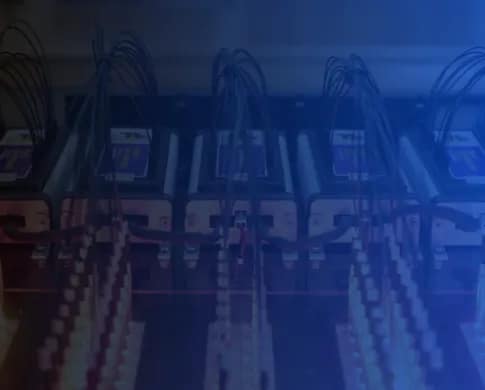 Automatisierter LED-Prüfstand mit mehreren Analysator-Stationen